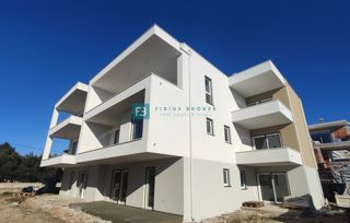 VODICE, novogradnja, pritličje, moderno stanovanje, 650 m do plaže