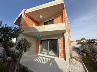 VODICE, novogradnja, dvojček, 650 m od morja, vrt 120 m2, S2