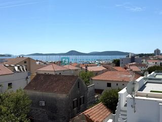 VODICE, novo, 2. nadstropje + strešna terasa, luksuzno stanovanje, 250 m od obale, panoramski pogled na morje