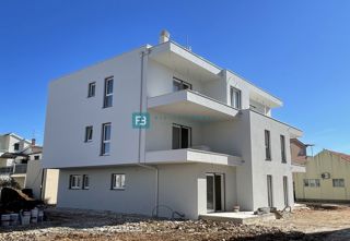 VODICE, novo, 1. nadstropje, 2 spalnici, 650 m do plaže, terasa