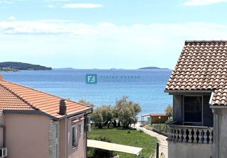 VODICE, novo, vrhunska lokacija, 50 m do plaže, pogled na morje, dvigalo