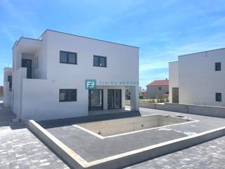 VODICE, novo, pritličje, bazen, vrt 161 m2, 3 spalnice, shramba