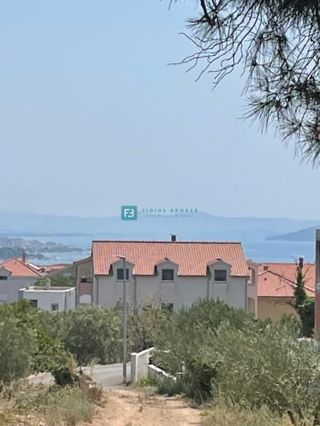 VODICE, gradbeno zemljišče 2400 m2, pogled na morje