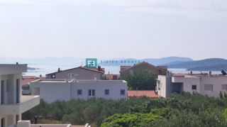 VODICE, novogradnja, 1. nadstropje, 2 spalnici, terasa 25 m2, shramba