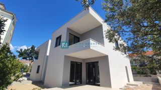 VODICE, novogradnja, pritličje, vrt, mirna okolica
