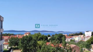 TRIBUNJ, novo, 1. nadstropje, 500 m do plaže, pogled na morje, dvigalo