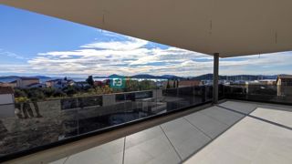 TRIBUNJ, novogradnja, 2. nad., 350 m od morja, 3 spalnice, terasa