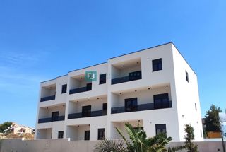 VODICE, novogradnja, dvoetažno stanovanje, vrt 35 m2, S3