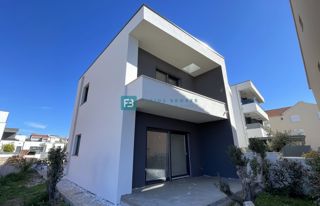 VODICE, novogradnja, dvojček, 650 m od morja, vrt 120 m2, S1