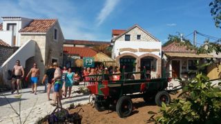 VODICE, vrhunska lokacija, 1. vrsta do morja, restavracije ob plaži