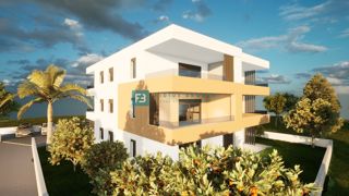VODICE, novogradnja, 300 m od plaže, pritličje, vrt 134 m2