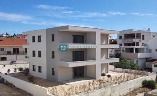 VODICE, novogradnja, 300 m od plaže, pritličje, vrt 134 m2