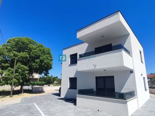 VODICE, novo, pravkar dokončano, 1. nadstropje, shramba, 2 parkirni mesti