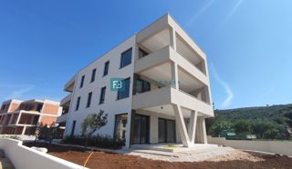 TRIBUNJ, novogradnja, pritličje + vrt 50 m2, 500 m do morja