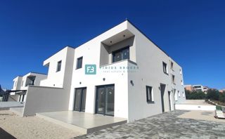 VODICE, novogradnja, dvojček, vrt 166 m2, mirna lokacija, S2