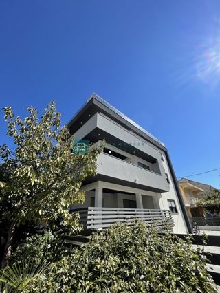 VODICE, novo, razgled, 350 m od morja, strešna terasa 127 m2