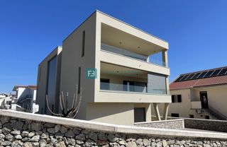 VODICE, penthouse s pogledom na mesto in morje, dvigalo, 2 parkirni mesti