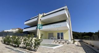 TRIBUNJ, nova, dvojček, panoramski pogled na morje, bazen