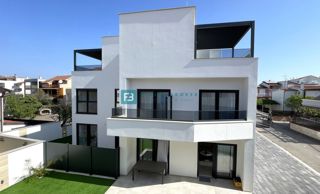 VODICE - SRIMA, nova, opremljena polsamostojna hiša, 300 m do plaže, pogled na morje