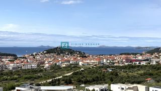 VODICE, novogradnja, trietažno stanovanje, bazen, pogled na morje, vrt, S2