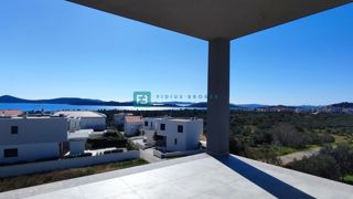 VODICE, nova, moderna hiša dvojček, panoramski pogled na morje, bazen, vrt