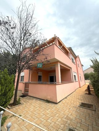 VODICE, samostojna hiša, 2 ločeni stanovanji, dvorišče