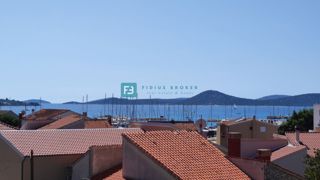 VODICE, novo, pogled na morje, 2. nadstropje + strešna terasa, center