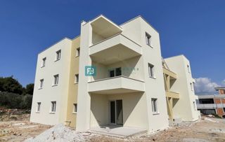 VODICE, novogradnja, 1. nadstropje, 2 spalnici, terasa, shramba