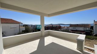 VODICE, novogradnja, pritličje z vrtom, dvigalo, parkirišče, shramba