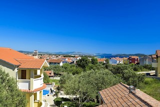 VODICE - Hiša z bazenom in vrtom, garaža, mirna lokacija