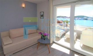 RG1638 - Apartmanska kuća u prvom redu do mora, Rogoznica, na prodaju