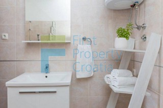 TG1585 - Kuća udaljena samo 40m od mora, blizina Trogira, na prodaju