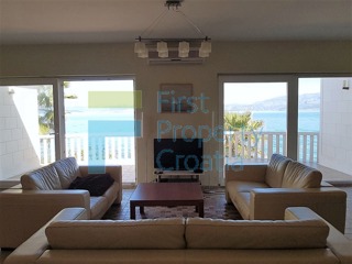 BR1287 - Prostrana vila u prvom redu do mora, Brač, na prodaju