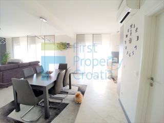 TG1404 – Prostran, potpuno namješten apartman, Čiovo, na prodaju