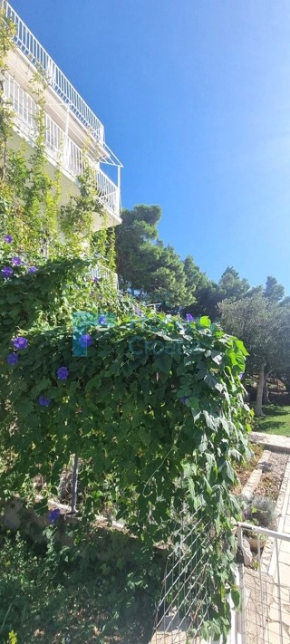 OM1615 - Apartmanska kuća u naselju na Omiškoj rivijeri, na prodaju