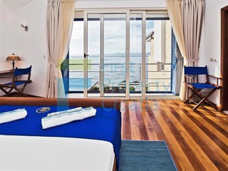 BR1278 - Kuća prvi red do mora s dva apartmana, Brač, na prodaju