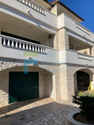 SO1025 - Apartmanska vila u mirnom području, Šolta, na prodaju