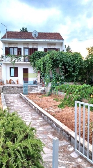 HV1725 - Kuća na prostranoj parceli u blizini mora, Hvar, na prodaju