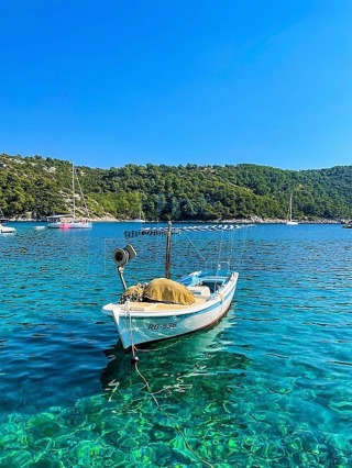 SO1656 - Luksuzna vila prvi red do mora u uvali, Šolta, na prodaju