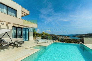 TG1640 - Vila s panoramskim pogledom, okolica Trogira, na prodaju