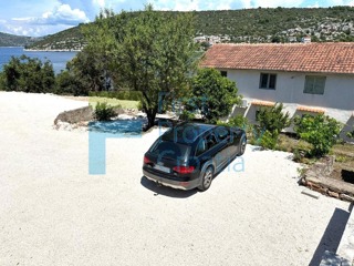 TG1682 - Kuća u prvom redu do mora, na otoku blizu Trogira, na prodaju