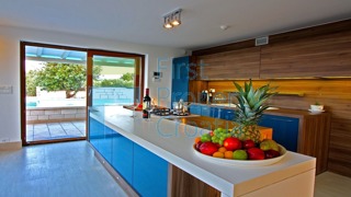 BR1114 - Villa u mirnom području na velikoj parceli, Brač, na prodaju