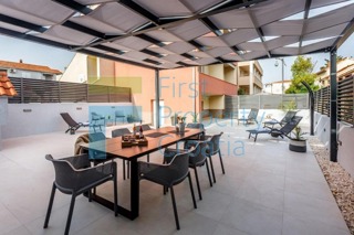 TG1663 - Apartmanska kuća blizu mora i plaže, Čiovo, na prodaju