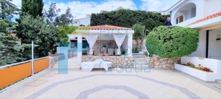 SI1586 - Prostrana apartmanska kuća 30m od mora, Primošten, na prodaju