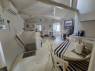 Otok Cres, mesto Cres, stanovanje 70m od obale!