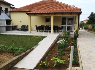 Zadar, Privlaka, opremljena pritlična hiša z veliko okućnico