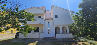 PAG - POVLJANA, HIŠA 300 M2, 6 STANOVANJ, PRODAJA, GARAŽA, RAZGLED, LOKACIJA!