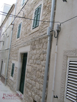 PAG - CENTER, HIŠA 150 M2, PRODAJA, UVELJAVLJENA TURISTIČNA NASTANITEV, LOKACIJA!