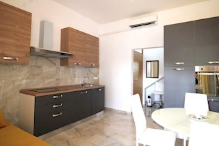 POREČ, cca 2 km stanovanje v pritličju sa vrtom