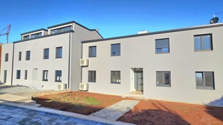 Novogradnja – stanovanje v pritličju 51 m² z vrtom in teraso, cca 5 km od Poreča in morja.
